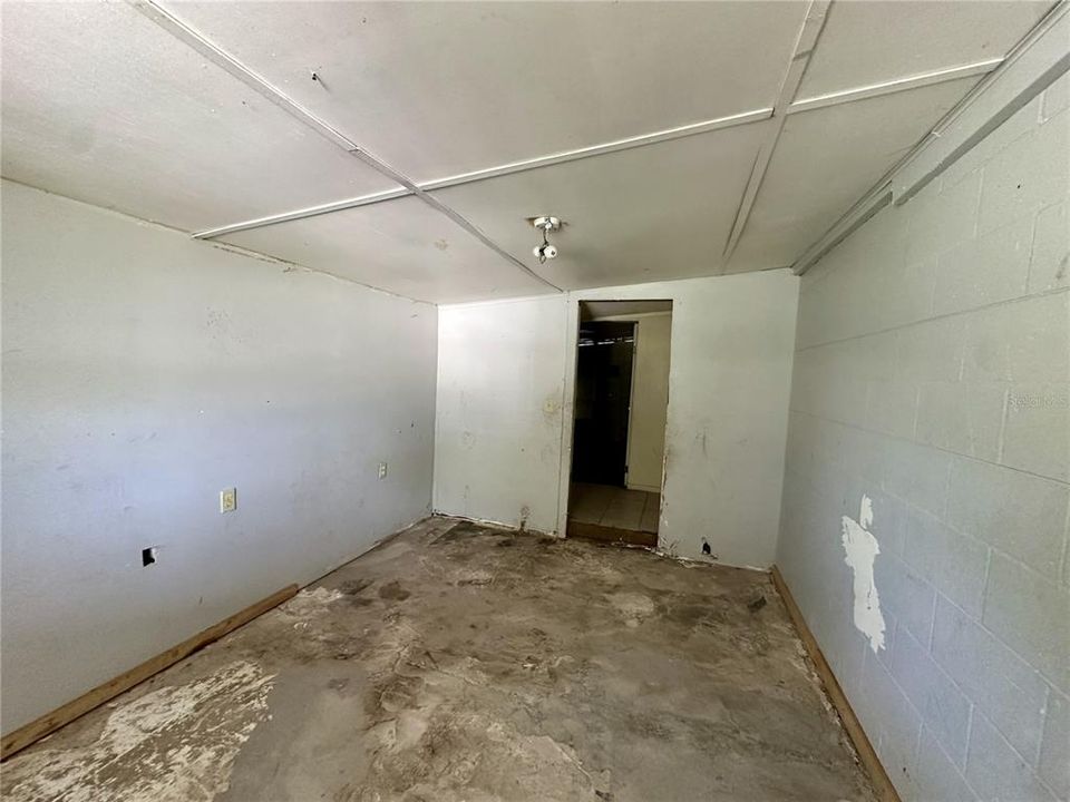 For Sale: $100,000 (2 beds, 1 baths, 1041 Square Feet)