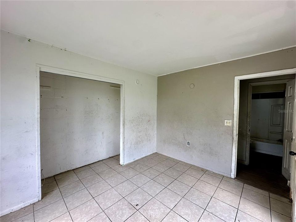 For Sale: $100,000 (2 beds, 1 baths, 1041 Square Feet)