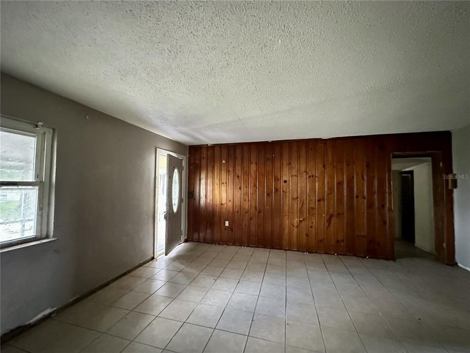For Sale: $100,000 (2 beds, 1 baths, 1041 Square Feet)