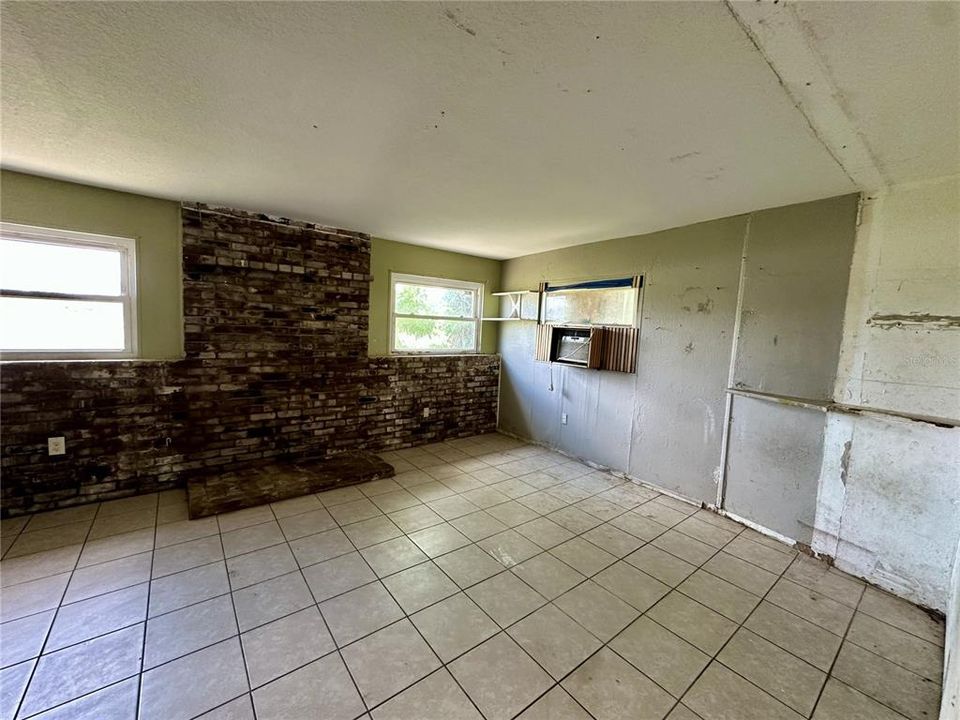 For Sale: $100,000 (2 beds, 1 baths, 1041 Square Feet)