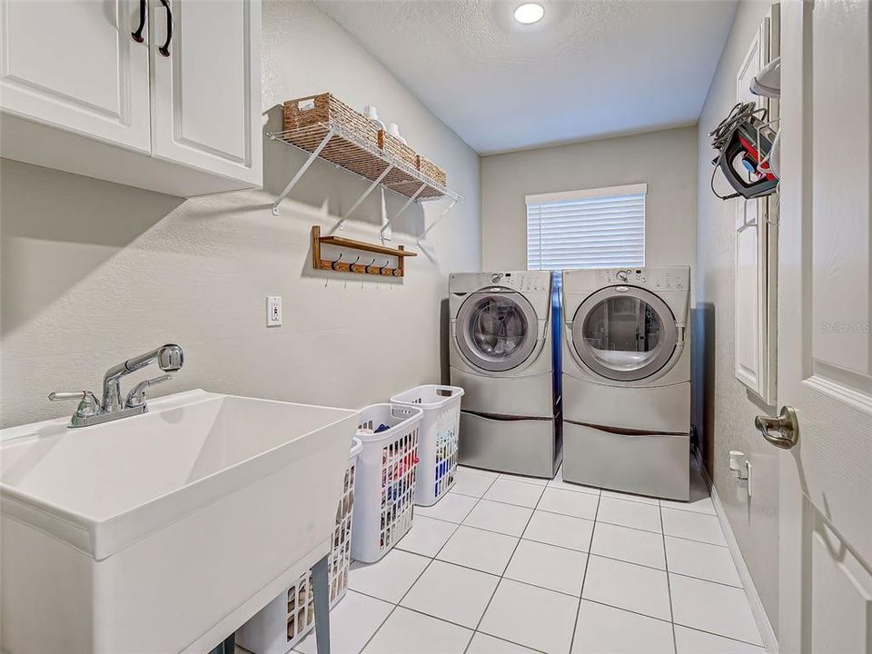 For Sale: $524,000 (3 beds, 2 baths, 2374 Square Feet)