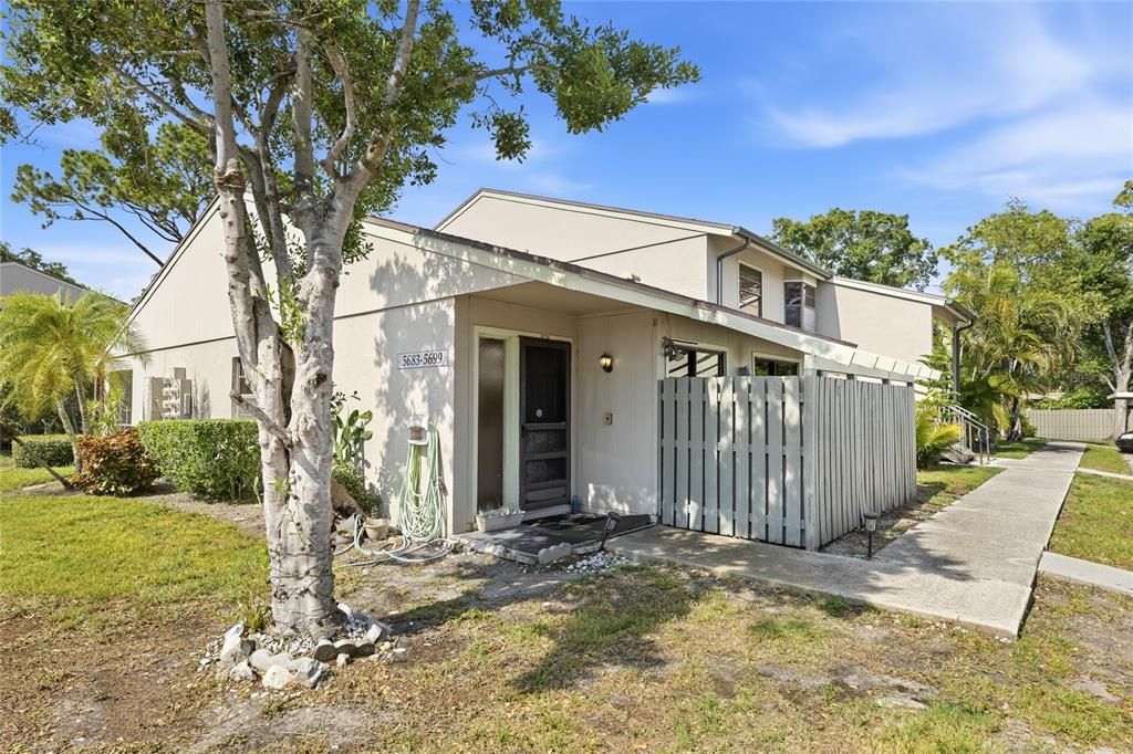 Active With Contract: $200,000 (2 beds, 2 baths, 1125 Square Feet)