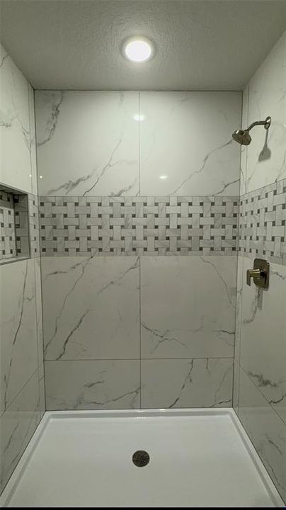 Под контрактом: $375,000 (4 спален, 3 ванн, 1971 Квадратных фут)