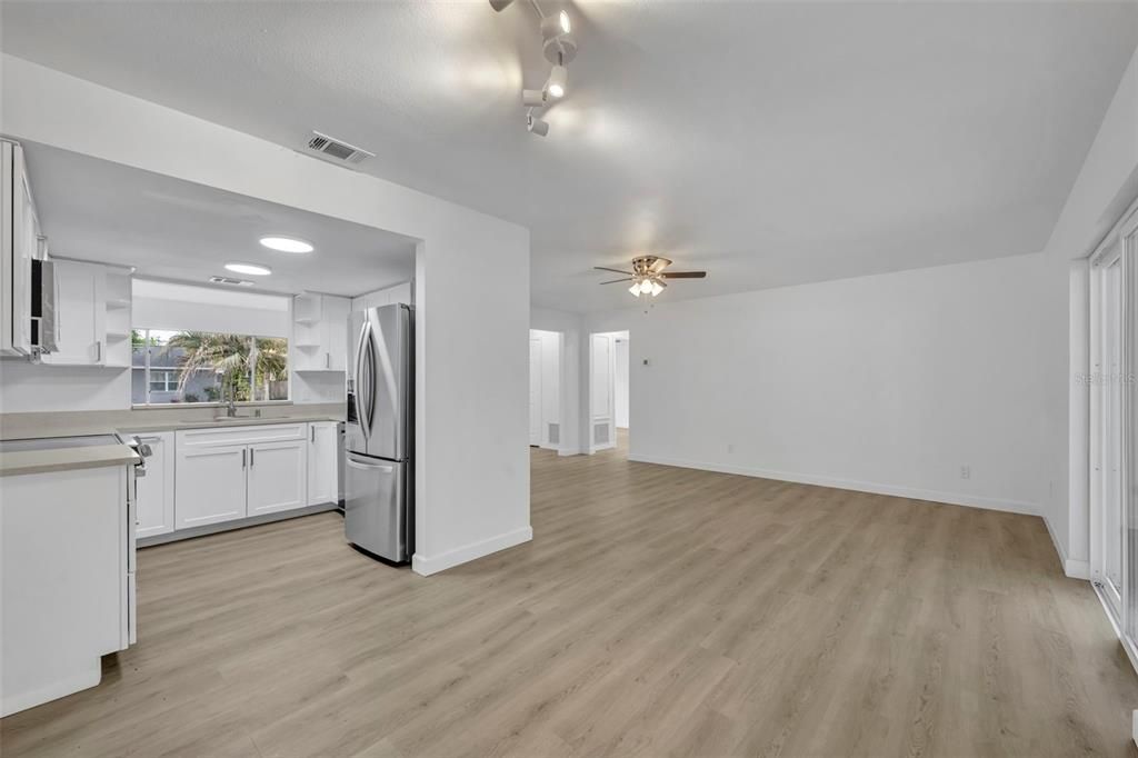 Activo con contrato: $369,900 (3 camas, 2 baños, 1398 Pies cuadrados)