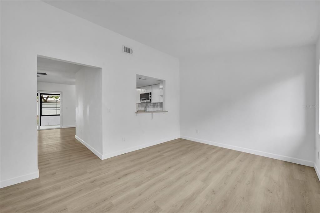 Activo con contrato: $369,900 (3 camas, 2 baños, 1398 Pies cuadrados)