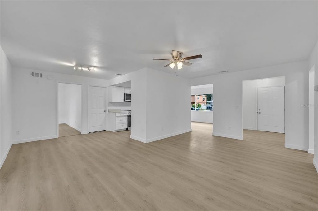 Activo con contrato: $369,900 (3 camas, 2 baños, 1398 Pies cuadrados)