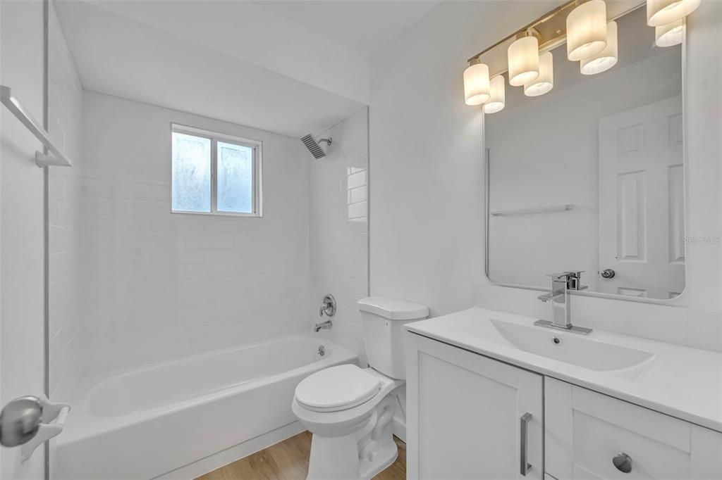 Activo con contrato: $369,900 (3 camas, 2 baños, 1398 Pies cuadrados)