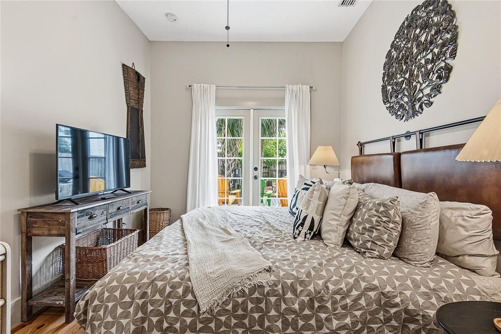 For Sale: $589,000 (2 beds, 2 baths, 1028 Square Feet)