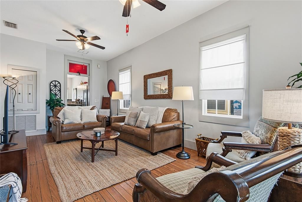 For Sale: $589,000 (2 beds, 2 baths, 1028 Square Feet)