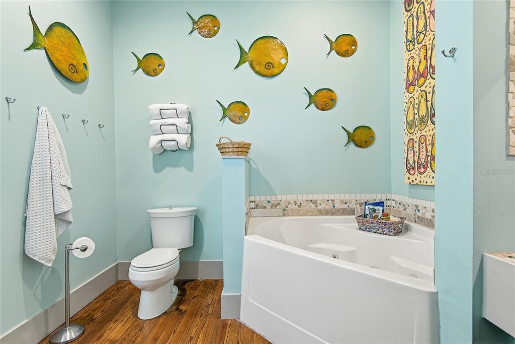 For Sale: $589,000 (2 beds, 2 baths, 1028 Square Feet)