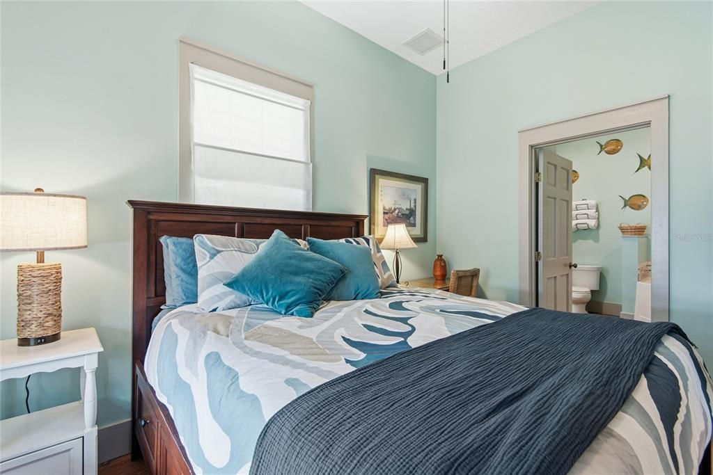 For Sale: $589,000 (2 beds, 2 baths, 1028 Square Feet)