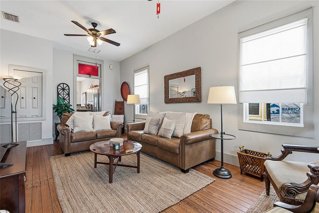 For Sale: $589,000 (2 beds, 2 baths, 1028 Square Feet)