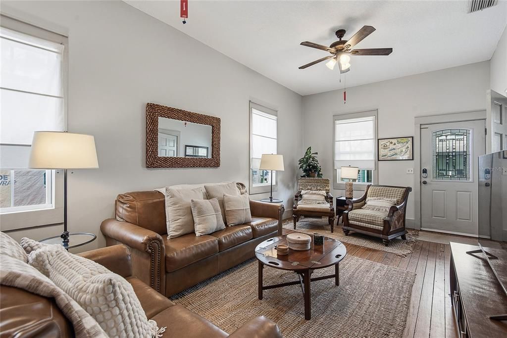 For Sale: $589,000 (2 beds, 2 baths, 1028 Square Feet)