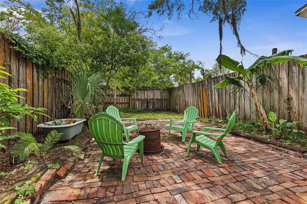 For Sale: $589,000 (2 beds, 2 baths, 1028 Square Feet)