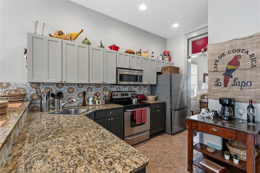 For Sale: $589,000 (2 beds, 2 baths, 1028 Square Feet)