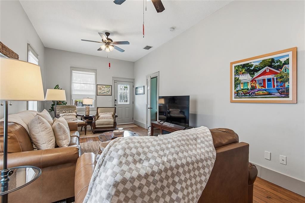 For Sale: $589,000 (2 beds, 2 baths, 1028 Square Feet)