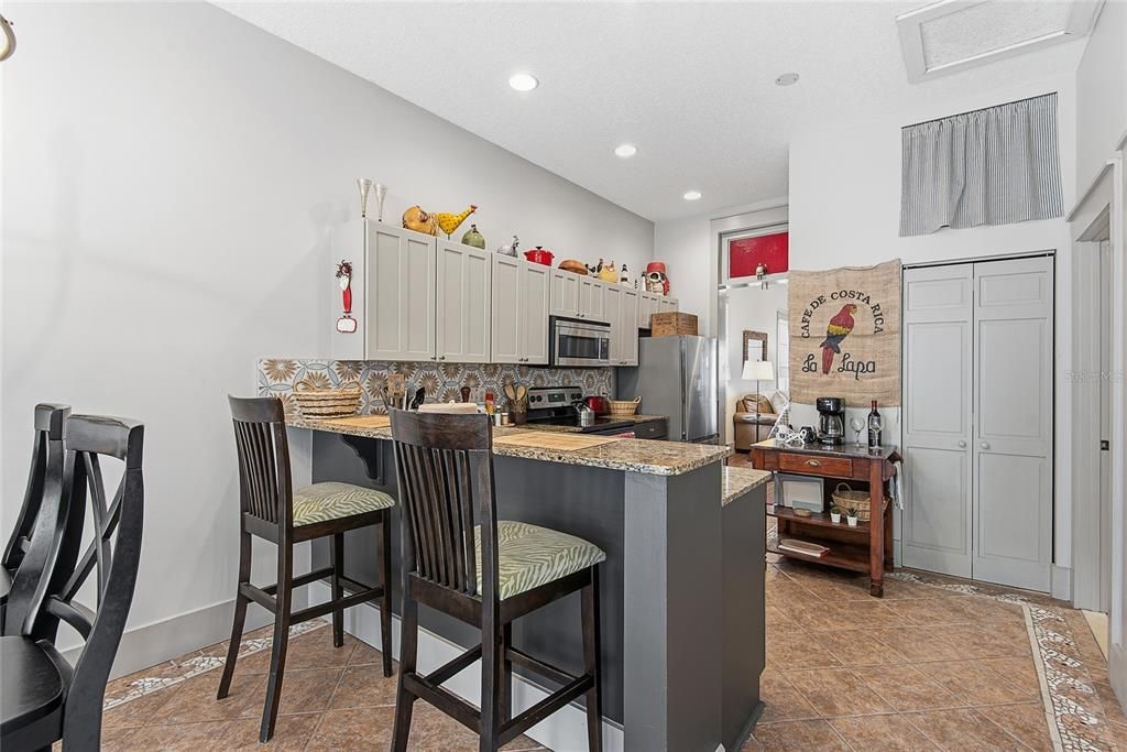 For Sale: $589,000 (2 beds, 2 baths, 1028 Square Feet)