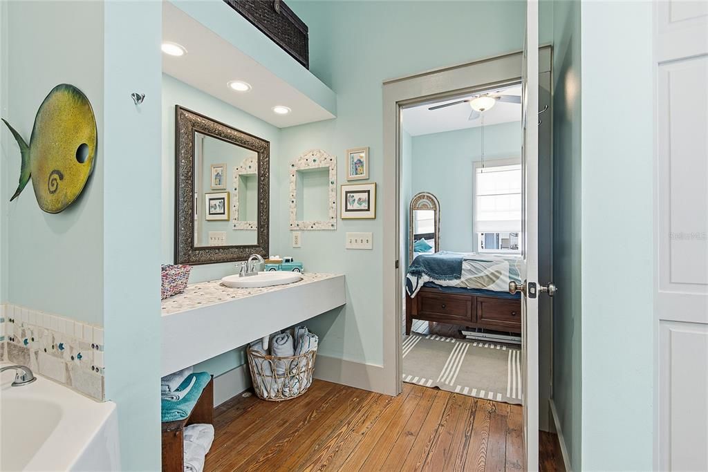 For Sale: $589,000 (2 beds, 2 baths, 1028 Square Feet)