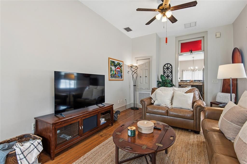 For Sale: $589,000 (2 beds, 2 baths, 1028 Square Feet)