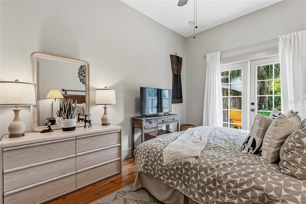 For Sale: $589,000 (2 beds, 2 baths, 1028 Square Feet)