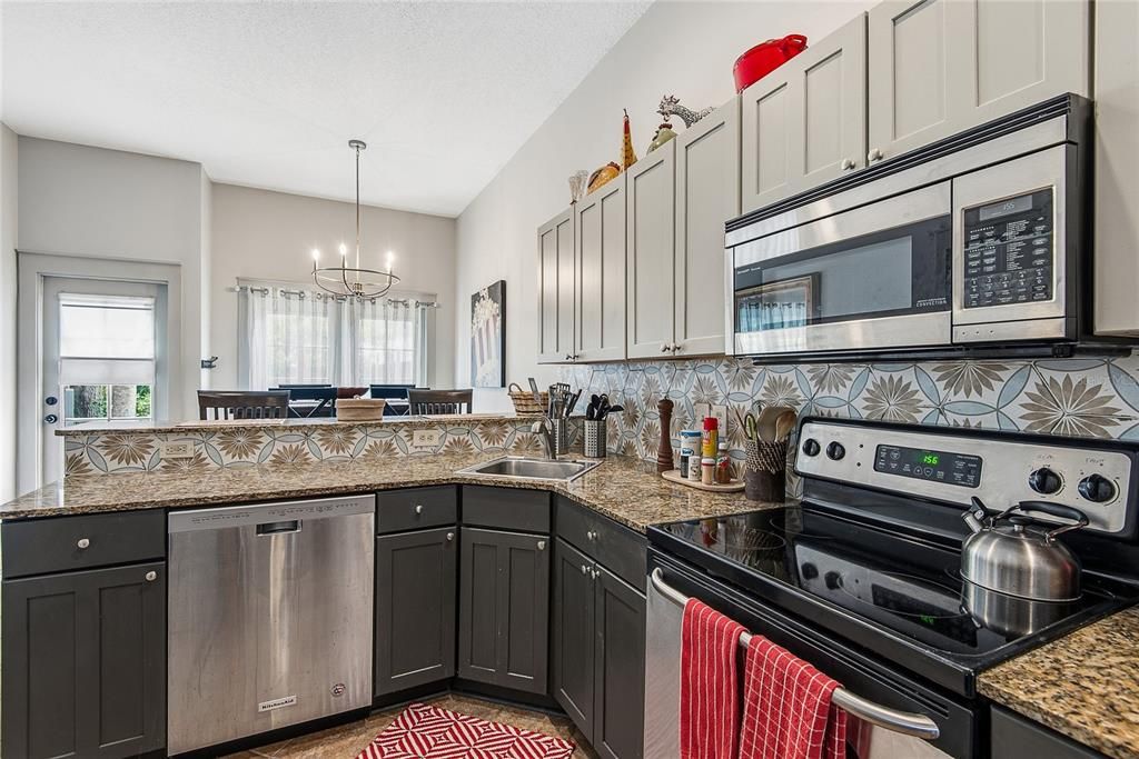 For Sale: $589,000 (2 beds, 2 baths, 1028 Square Feet)