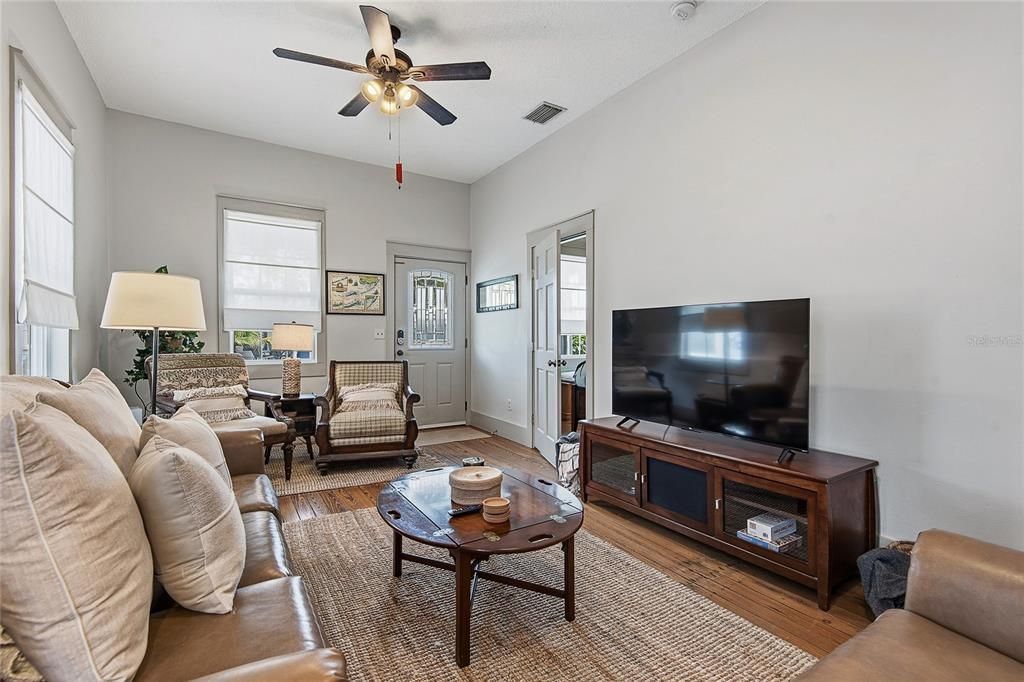 For Sale: $589,000 (2 beds, 2 baths, 1028 Square Feet)
