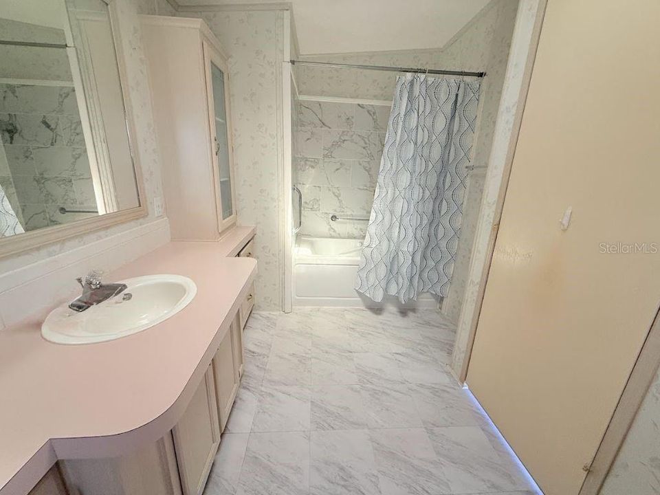 На продажу: $258,900 (3 спален, 2 ванн, 1334 Квадратных фут)