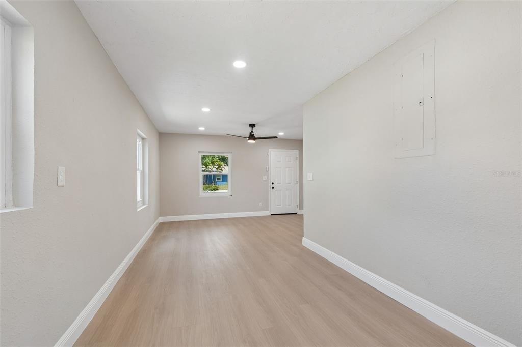 Activo con contrato: $385,000 (3 camas, 2 baños, 1206 Pies cuadrados)