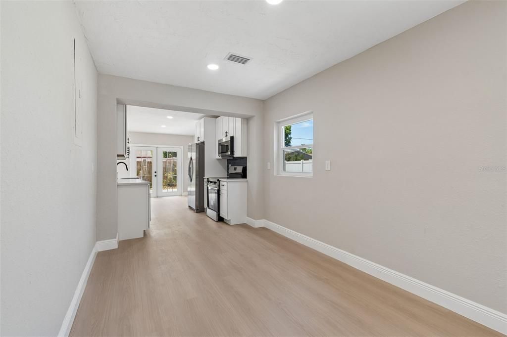 Activo con contrato: $385,000 (3 camas, 2 baños, 1206 Pies cuadrados)