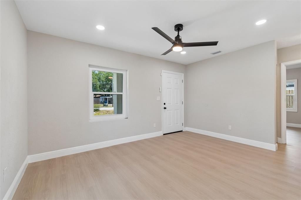 Activo con contrato: $385,000 (3 camas, 2 baños, 1206 Pies cuadrados)