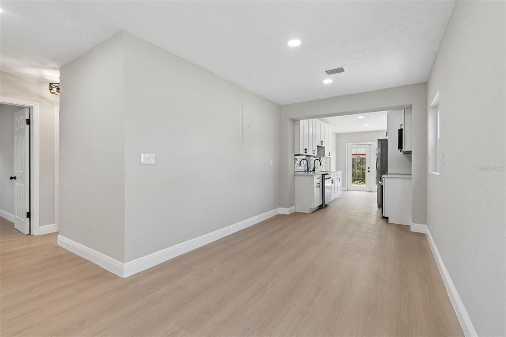 Activo con contrato: $385,000 (3 camas, 2 baños, 1206 Pies cuadrados)