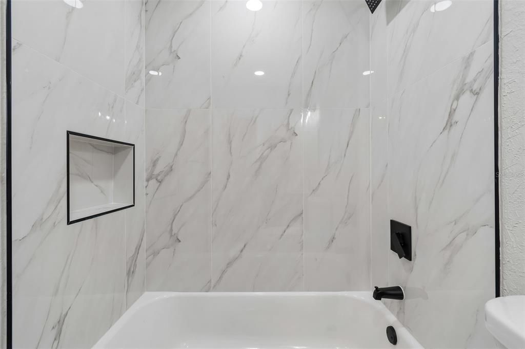 Activo con contrato: $385,000 (3 camas, 2 baños, 1206 Pies cuadrados)