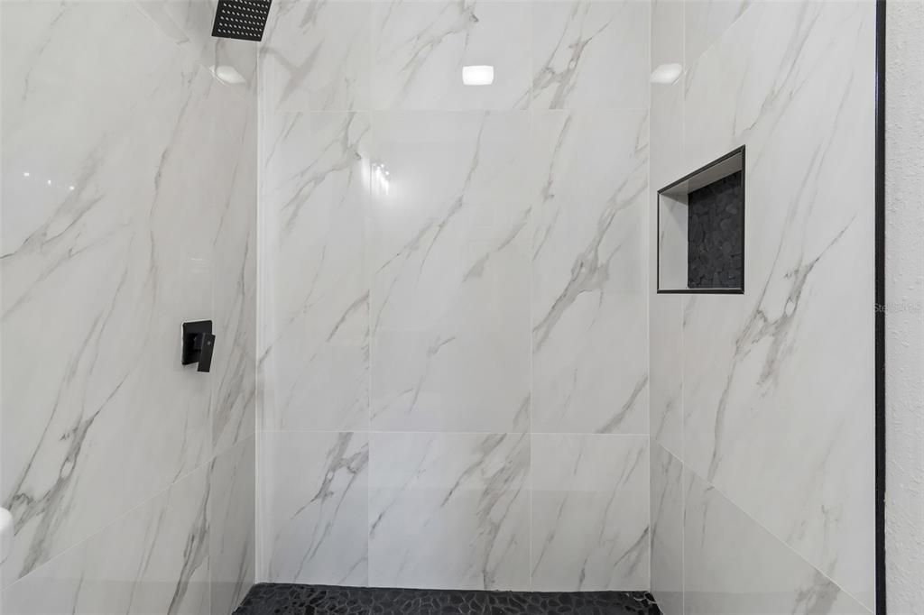 Activo con contrato: $385,000 (3 camas, 2 baños, 1206 Pies cuadrados)