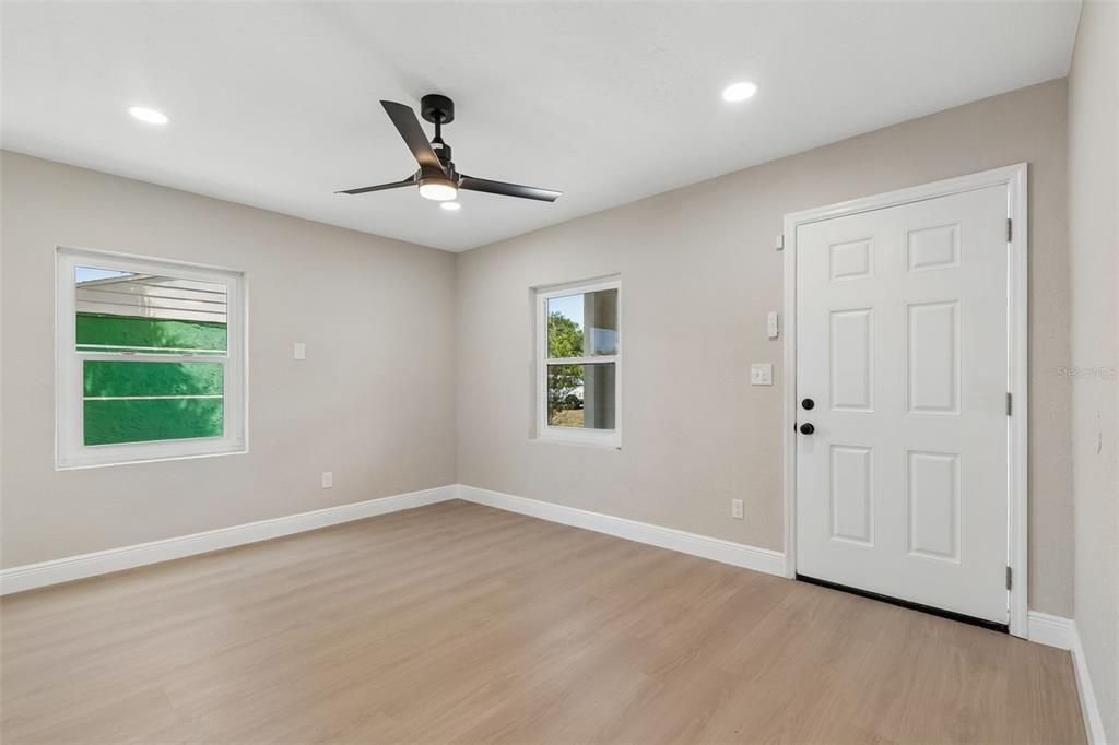 Activo con contrato: $385,000 (3 camas, 2 baños, 1206 Pies cuadrados)