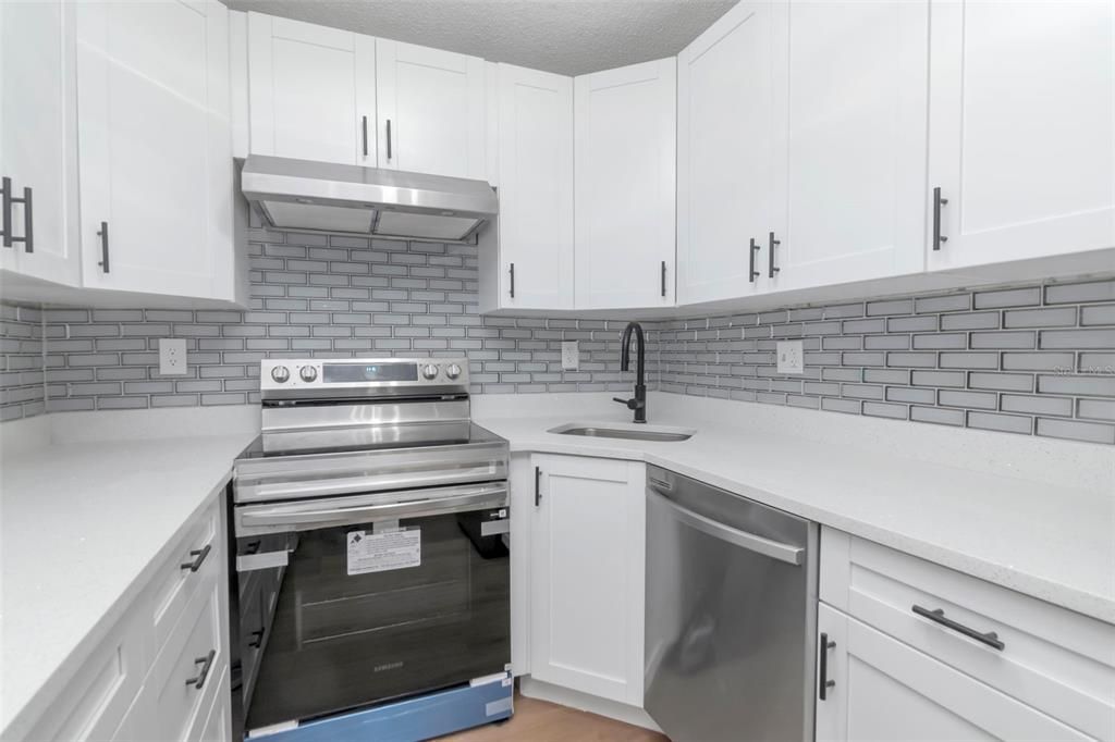 На продажу: $229,000 (3 спален, 2 ванн, 1396 Квадратных фут)