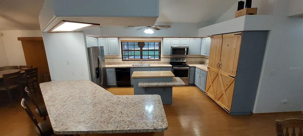 Activo con contrato: $575,000 (3 camas, 2 baños, 2128 Pies cuadrados)