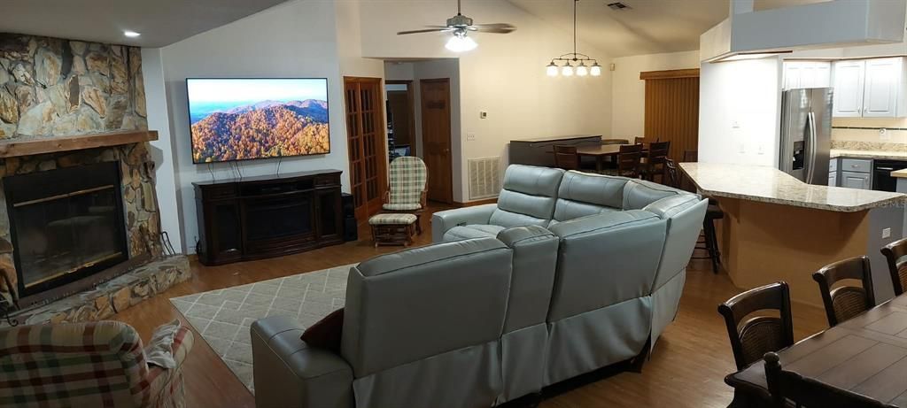 Activo con contrato: $575,000 (3 camas, 2 baños, 2128 Pies cuadrados)