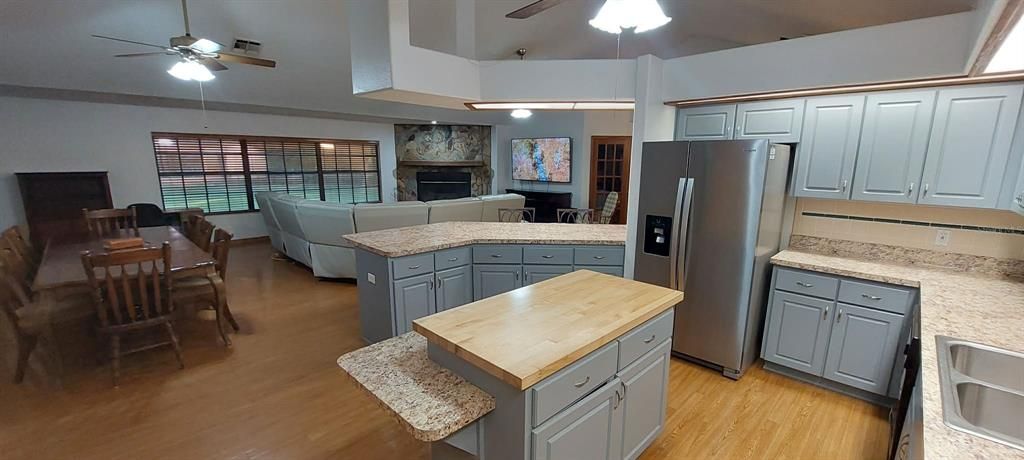 Activo con contrato: $575,000 (3 camas, 2 baños, 2128 Pies cuadrados)