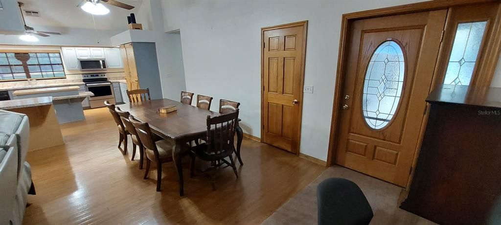 Activo con contrato: $575,000 (3 camas, 2 baños, 2128 Pies cuadrados)