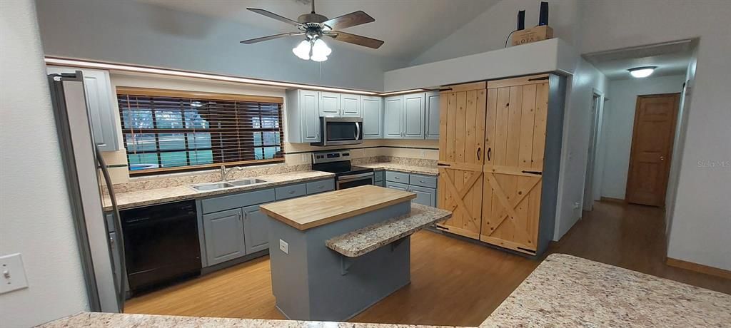 Activo con contrato: $575,000 (3 camas, 2 baños, 2128 Pies cuadrados)