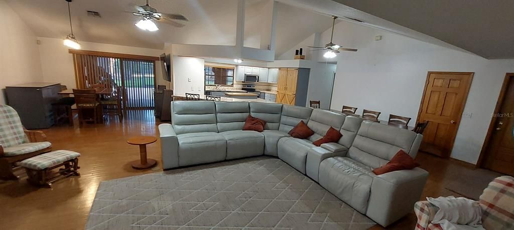 Activo con contrato: $575,000 (3 camas, 2 baños, 2128 Pies cuadrados)