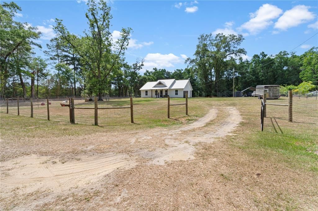 Active With Contract: $317,400 (3 beds, 2 baths, 1156 Square Feet)