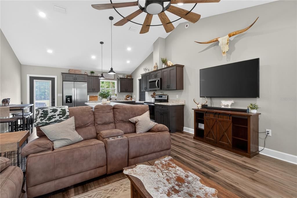 Active With Contract: $317,400 (3 beds, 2 baths, 1156 Square Feet)