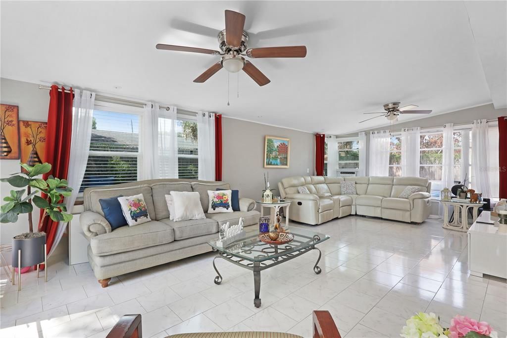 Activo con contrato: $365,000 (4 camas, 3 baños, 2300 Pies cuadrados)