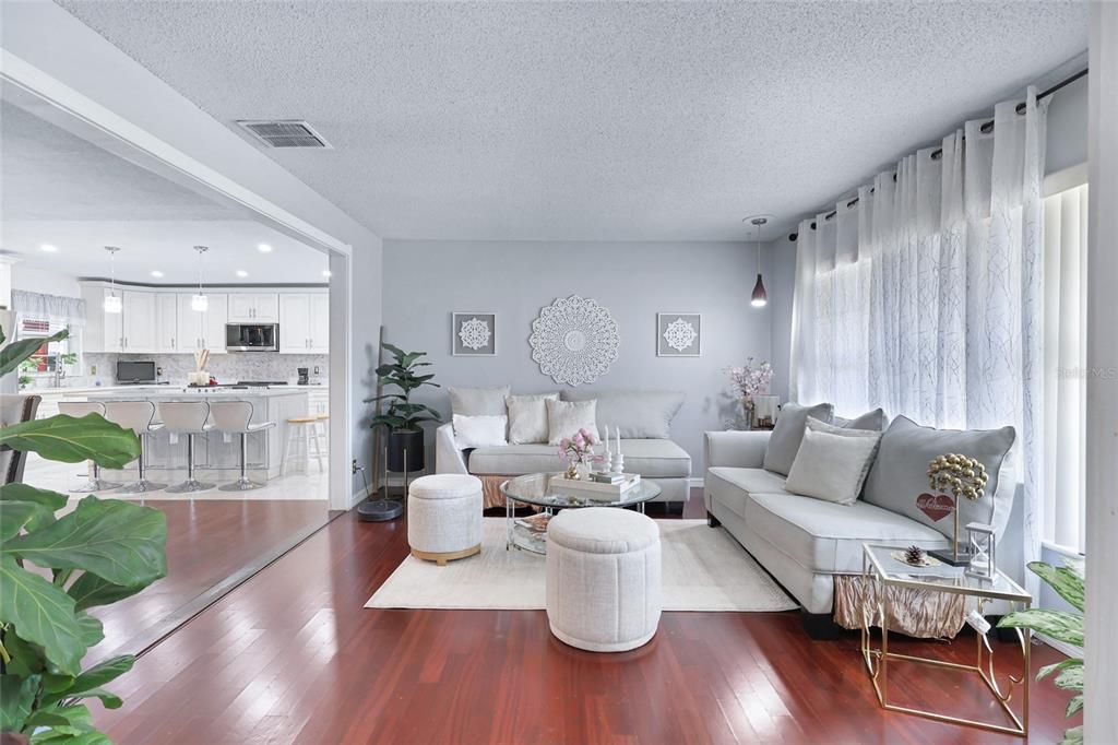 Activo con contrato: $365,000 (4 camas, 3 baños, 2300 Pies cuadrados)