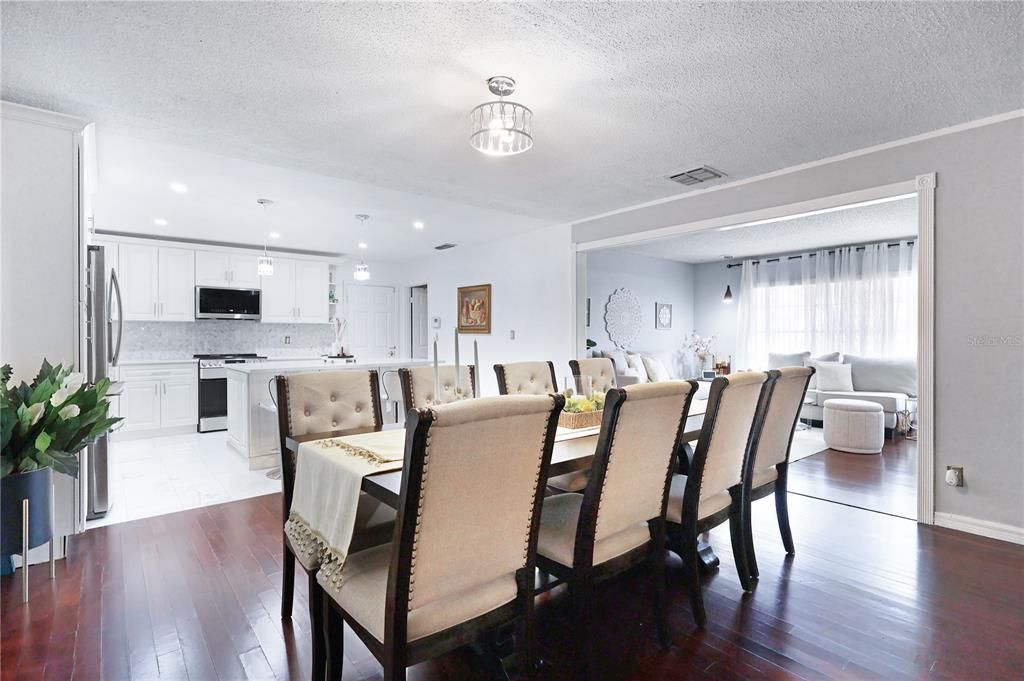 Activo con contrato: $365,000 (4 camas, 3 baños, 2300 Pies cuadrados)