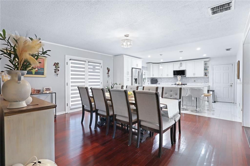 Activo con contrato: $365,000 (4 camas, 3 baños, 2300 Pies cuadrados)