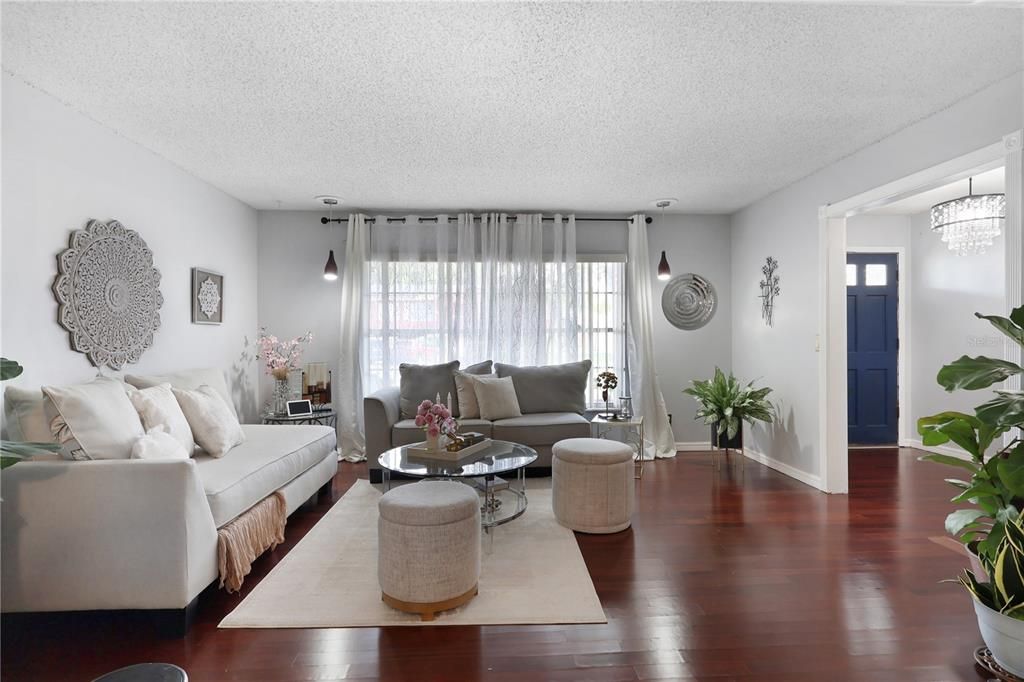 Activo con contrato: $365,000 (4 camas, 3 baños, 2300 Pies cuadrados)