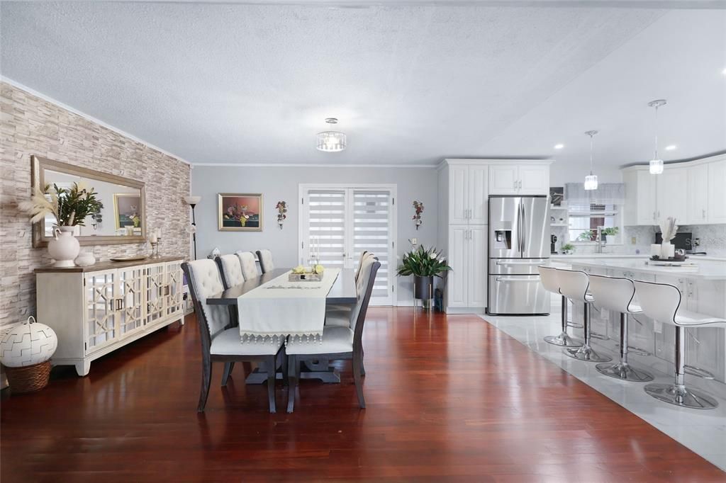 Activo con contrato: $365,000 (4 camas, 3 baños, 2300 Pies cuadrados)