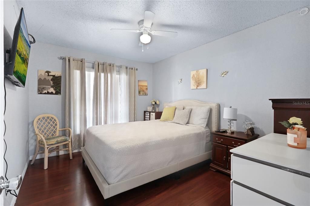 Activo con contrato: $365,000 (4 camas, 3 baños, 2300 Pies cuadrados)